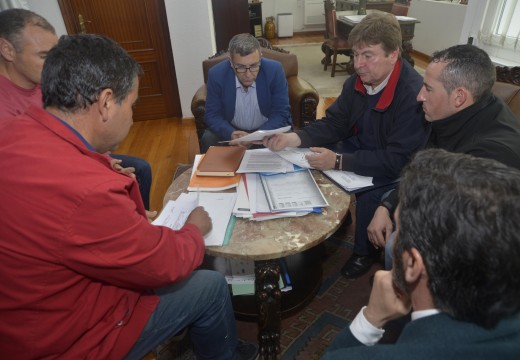 Reunión do alcalde cos patróns maiores de Aguiño e Riveira polo conflito do Carreiro